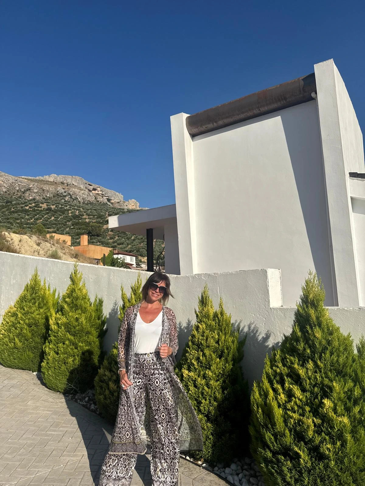 Cárdigan largo de tul estampado étnico en tonos blanco y negro. A conjunto con el pantalón nessa