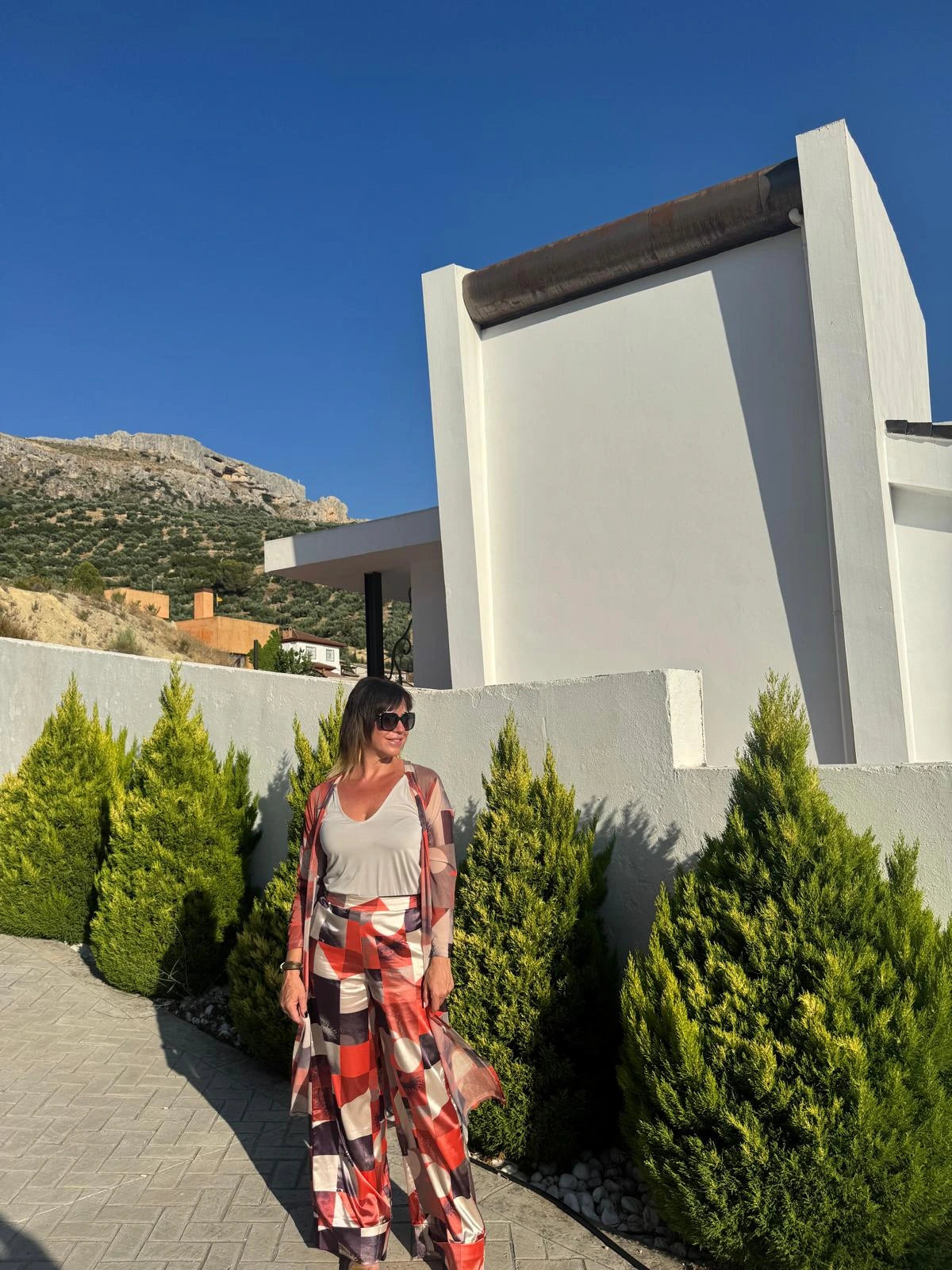 Cárdigan largo de tul estampado en tonos cálidos. A conjunto con el pantalón y la blazer alba