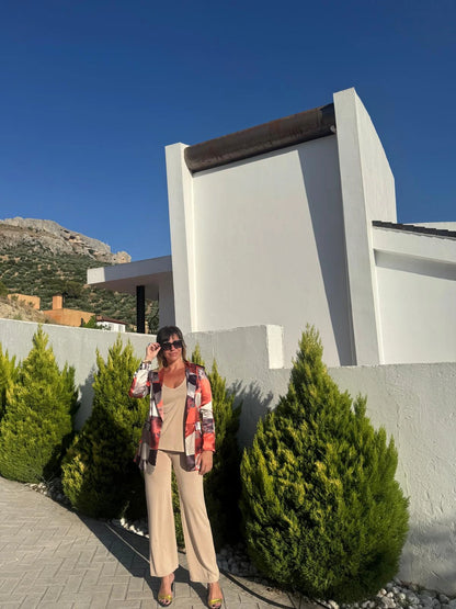 Blazer con estampado artístico en tonos naranjas, tierra y burdeos