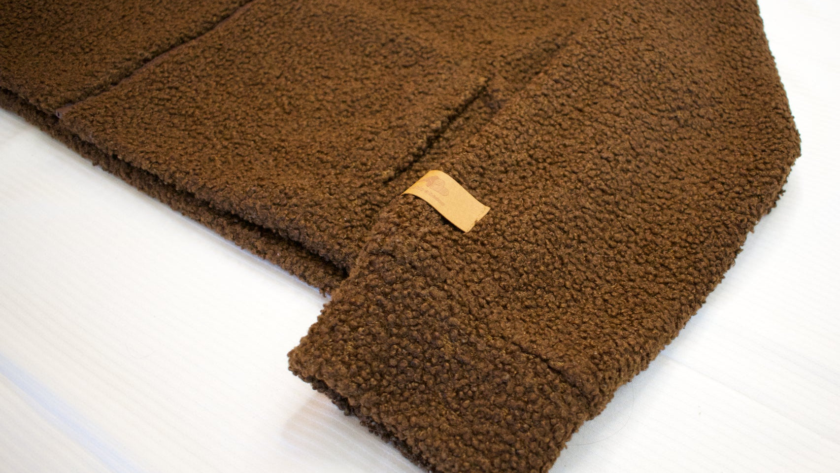 Chaqueta Borreguito Marrón - Detalle Manga Izquierda