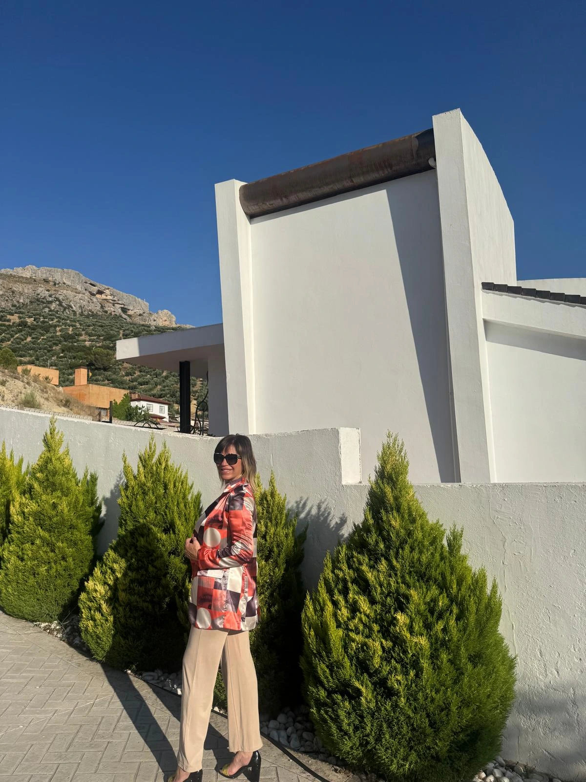 Americana estilo blazer con estampado artístico en tonos naranjas, tierra y burdeos