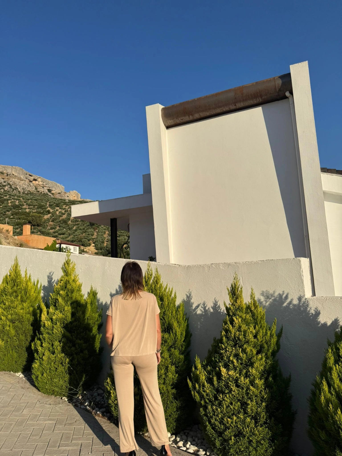 Parte trasera de la camiseta de manga corta color beige