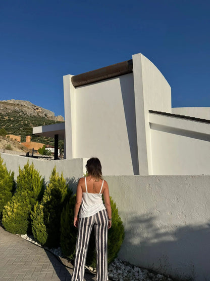 Parte trasera de la camiseta de tirantes blanca