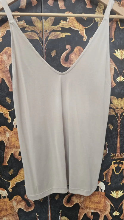 Plano en percha de la camiseta de tirantes gris claro