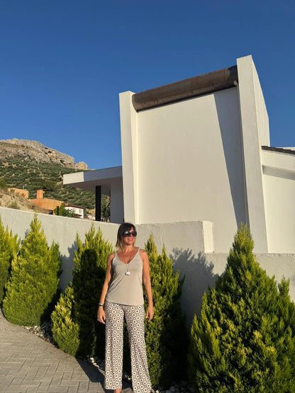 Camiseta de tirantes en tono gris claro