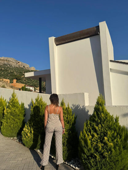 Parte trasera de la camiseta de tirantes gris claro