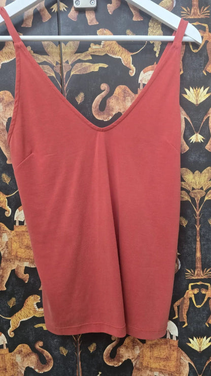 Plano en percha de la camiseta de tirantes naranja