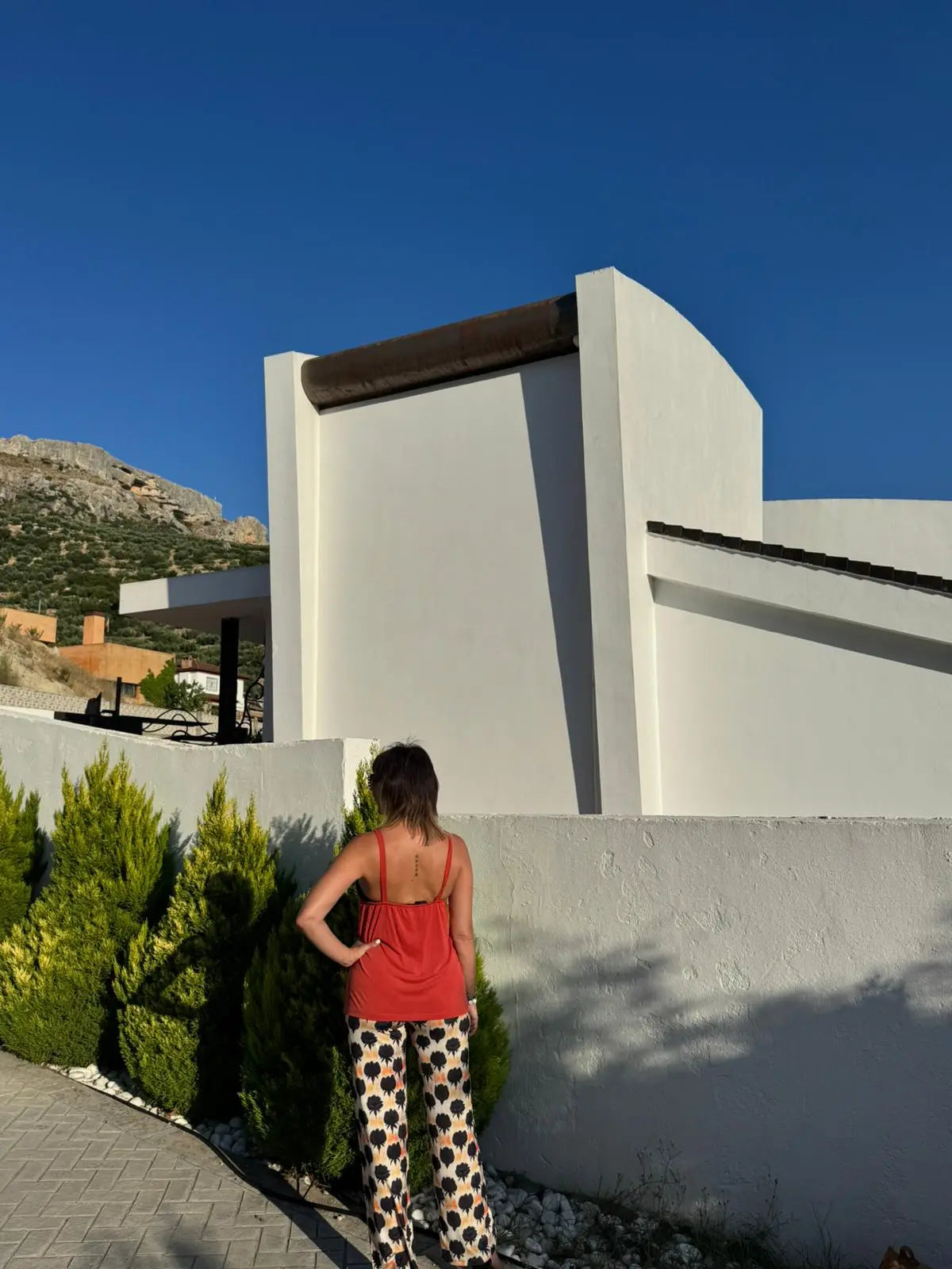 Parte trasera de la camiseta de tirantes naranja