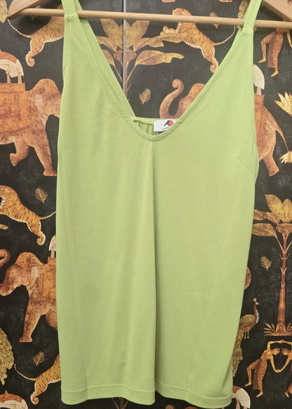 Plano en percha de la camiseta de tirantes verde