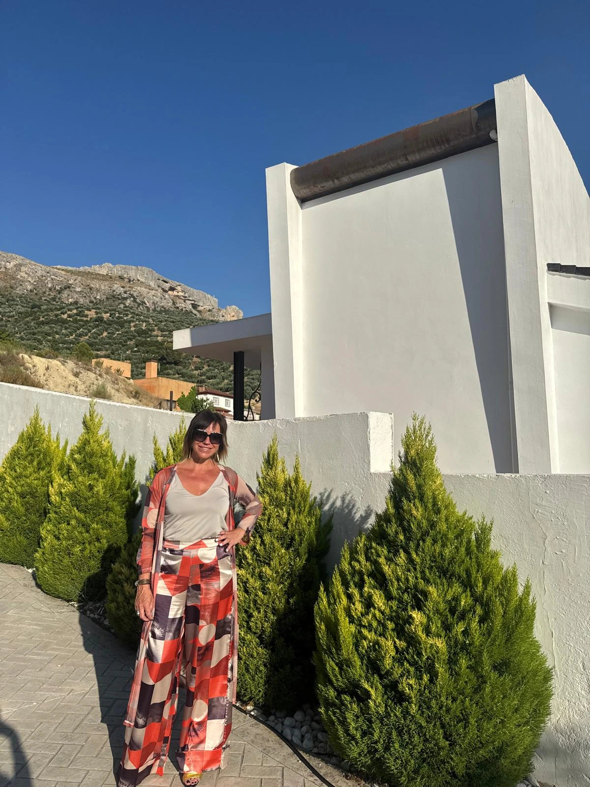 Cárdigan largo de tul estampado en tonos cálidos. A conjunto con la blazer y el pantalón alba