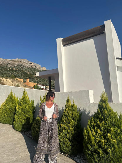 Cárdigan largo de tul estampado étnico en blanco y negro. A conjunto con el pantalón nessa