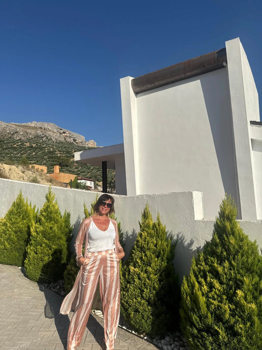 Cárdigan largo de tul estampado en blanco con rayas melocotón. A conjunto con el pantalón vuela 