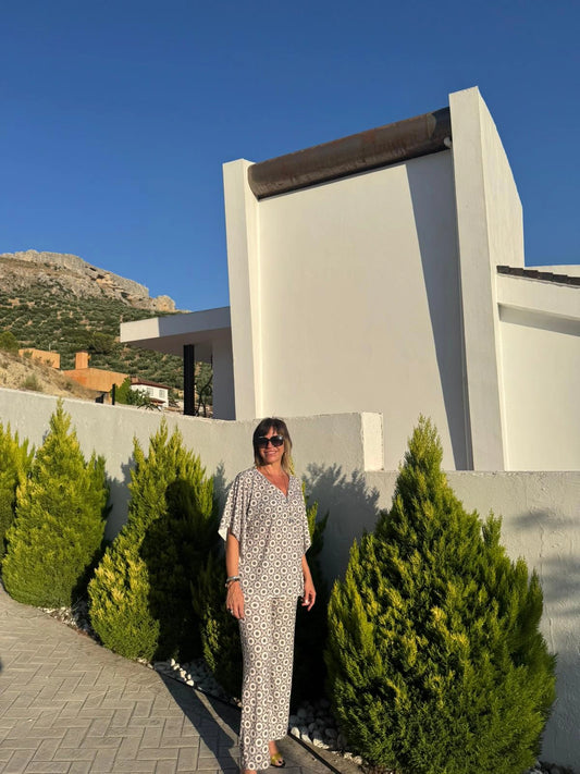 Conjunto XO formado por blusa y pantalón con estampado geométrico de XO