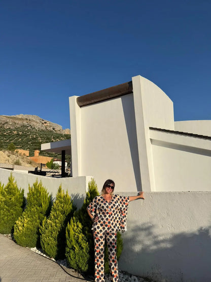 Conjunto Queen de blusa más pantalón con un estampado floral en tonos naranja y negro