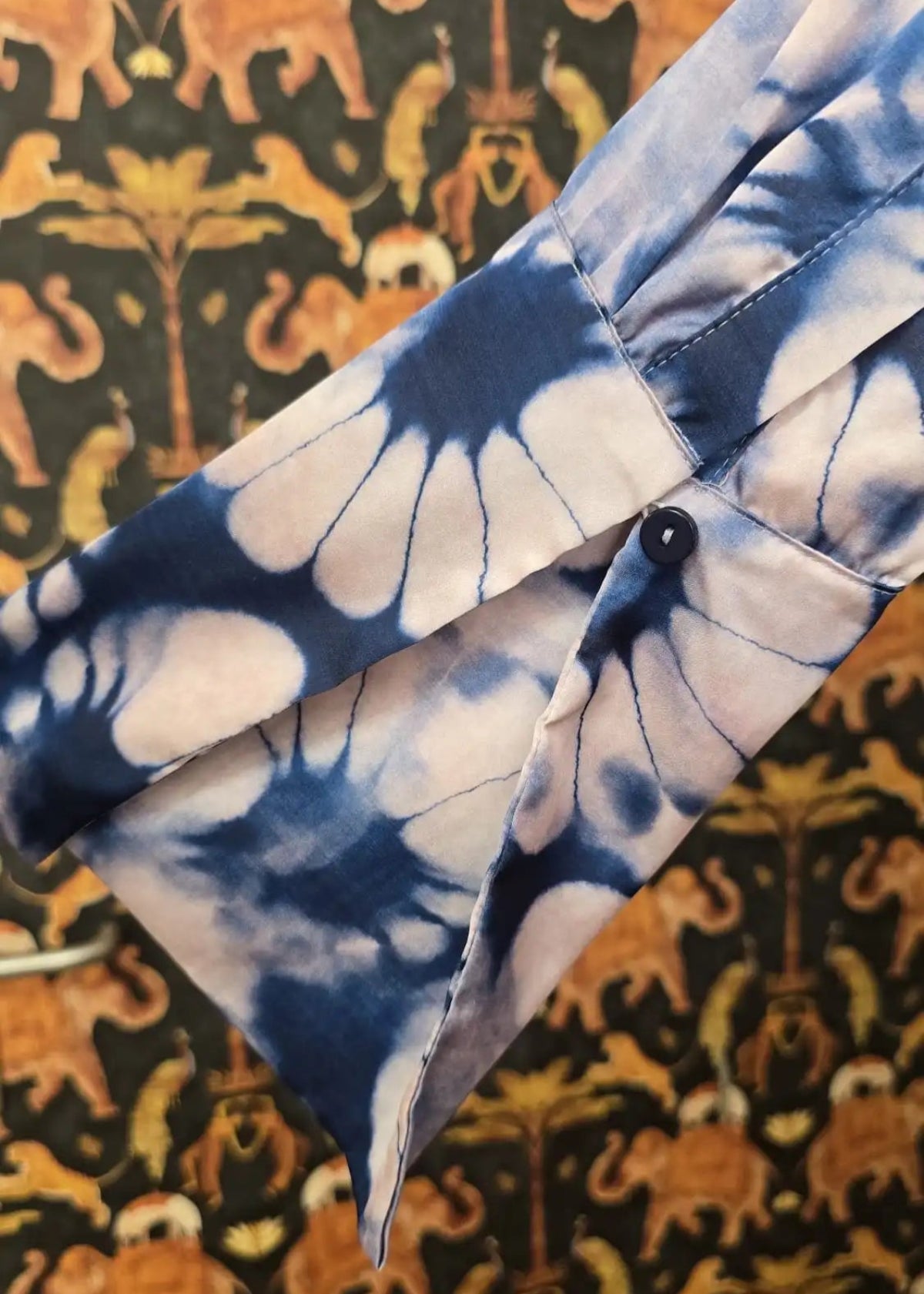 Detalle de la manga del vestido largo ovalado color índigo con estampado florar