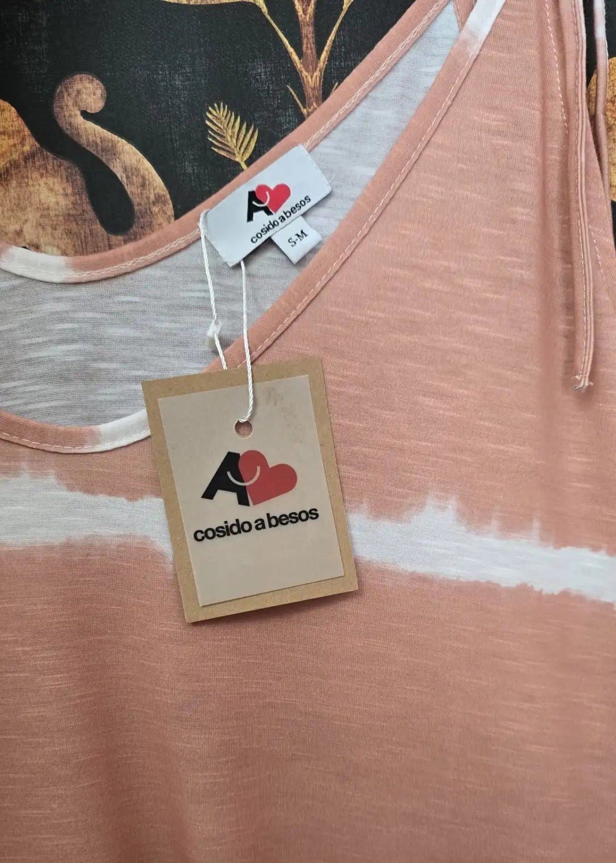 Detalles de un vestido de tirantes con estampado a rayas y bajo en volante