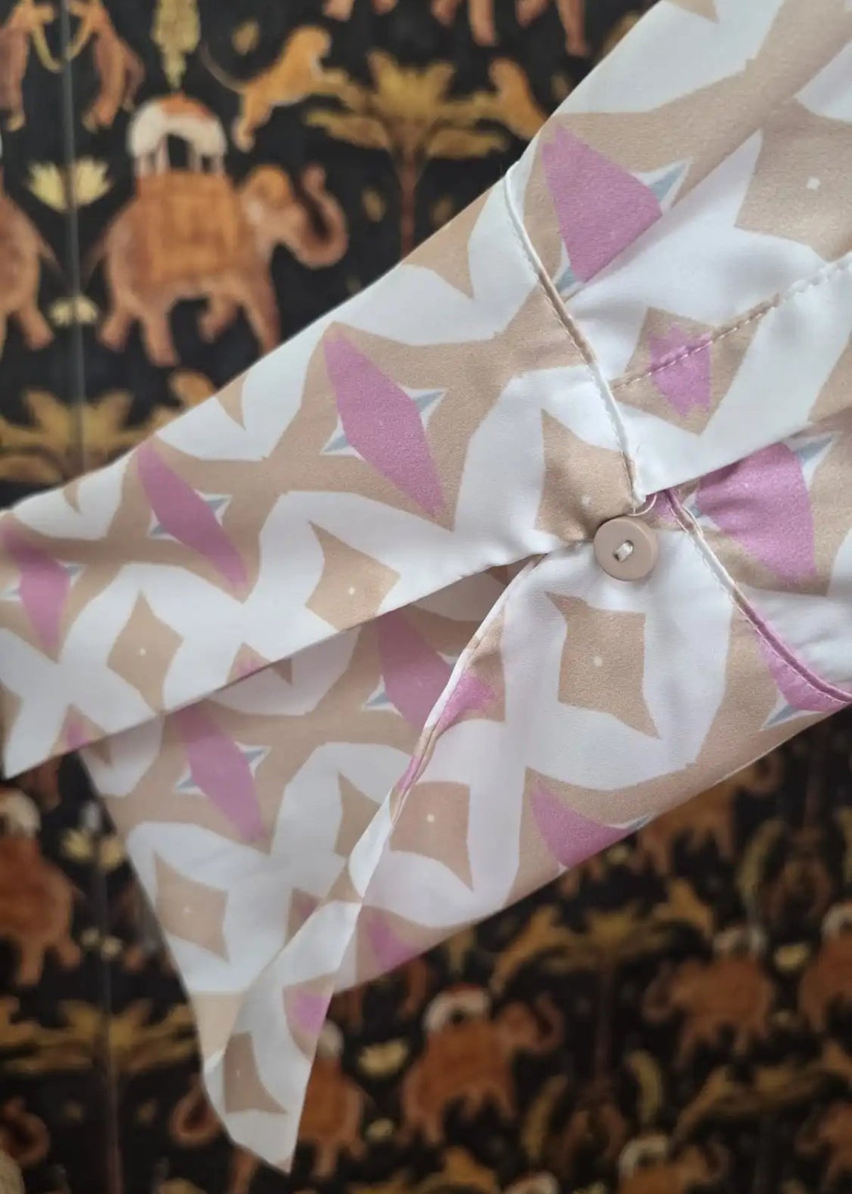 Detalle de manga del vestido largo ovalado color blanco/rosa claro con estampado geométrico