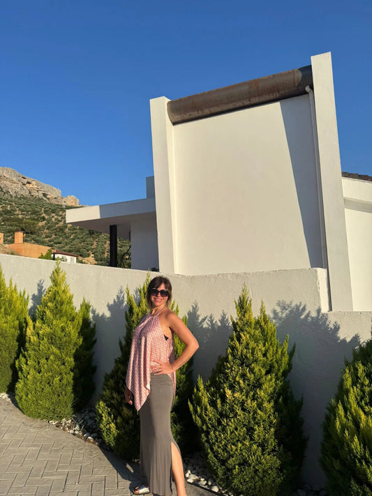 Falda larga color gris con aberturas laterales para mayor comodidad