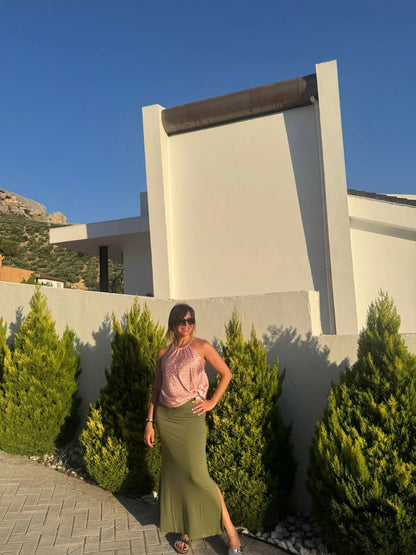 Falda larga color verde seco con aberturas laterales 