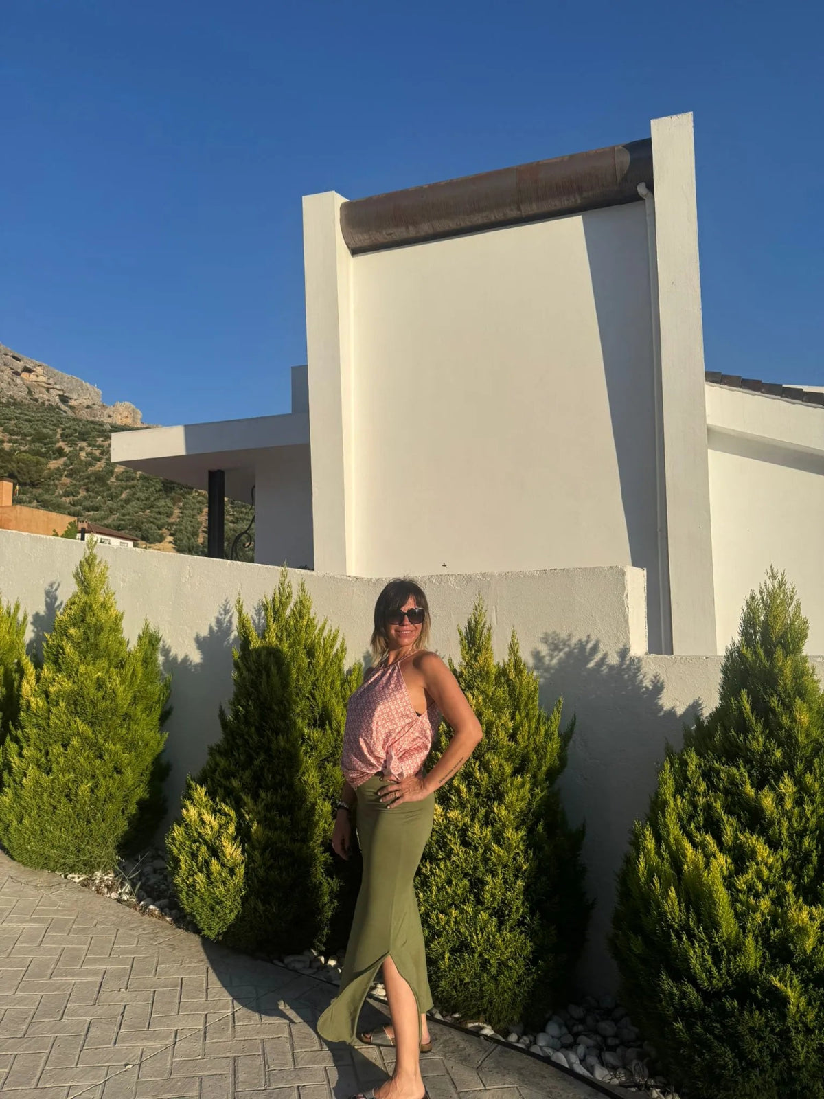 Falda larga color verde seco con aberturas laterales para mayor comodidad