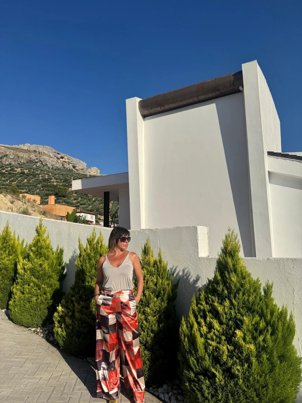 Pantalón ancho con estampado en tonos cálidos, a juego con la blazer y el cárdigan alba