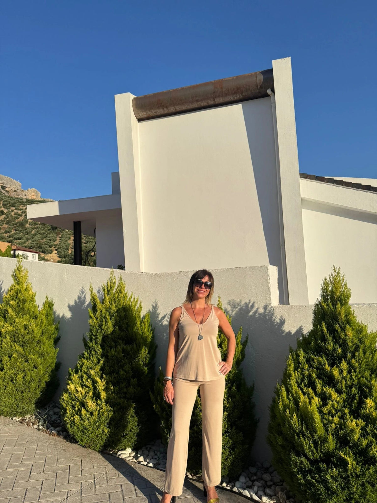 Pantalón largo beige con elástico en cintura