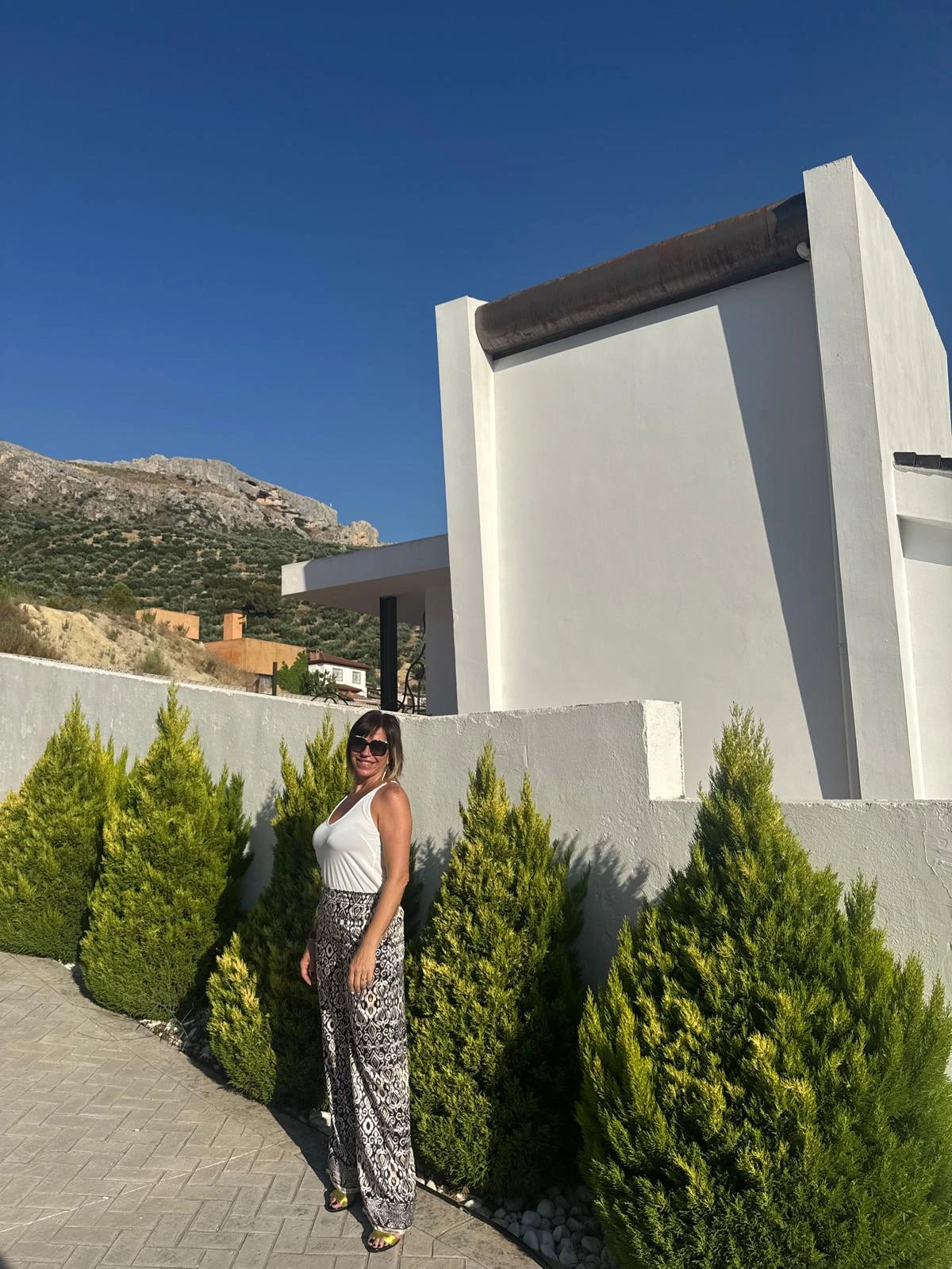 Pantalón ancho con un estampado étnico en blanco y negro, a juego con el cárdigan nessa