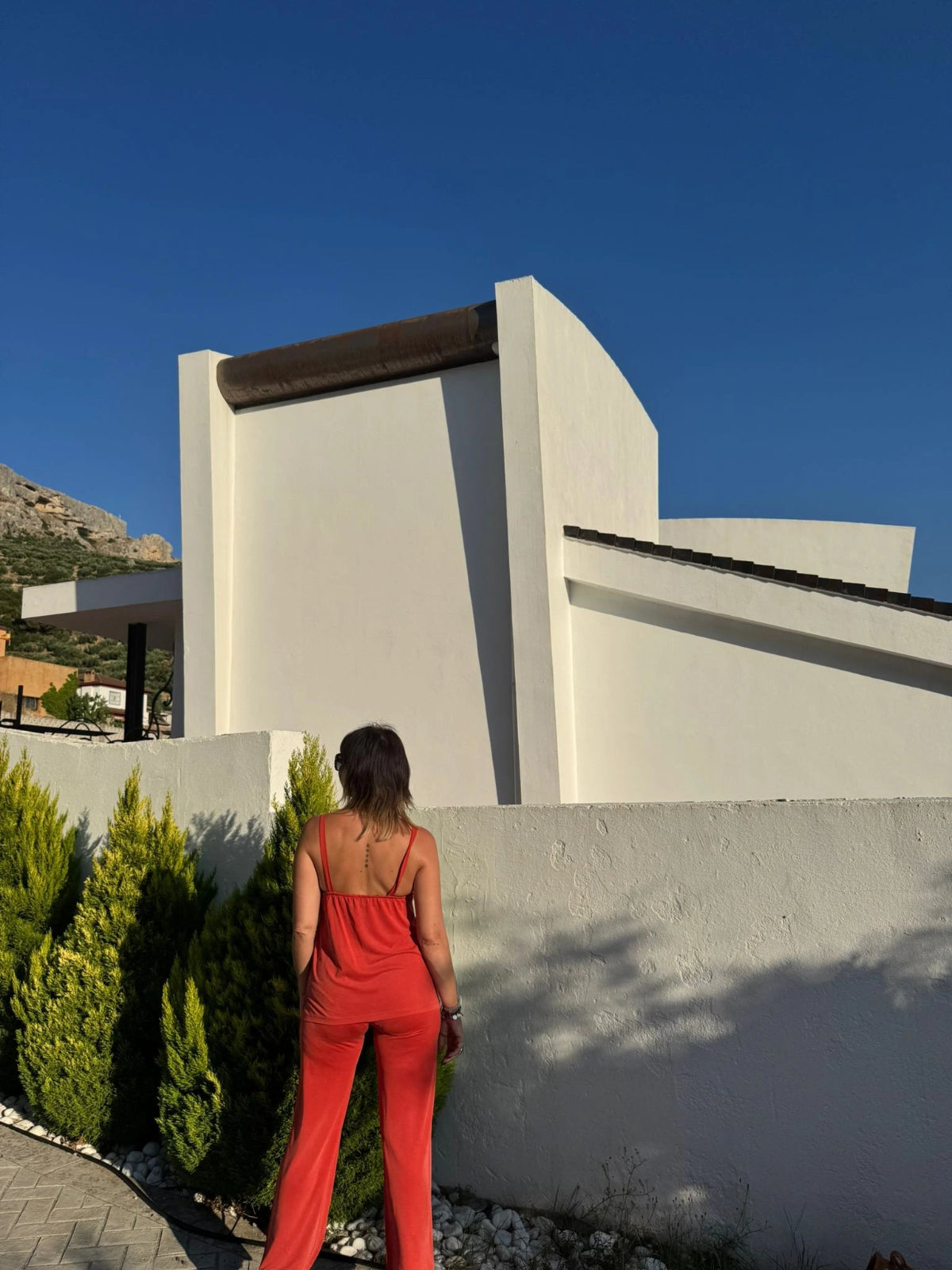 Parte trasera del pantalón naranja con elástico en cintura