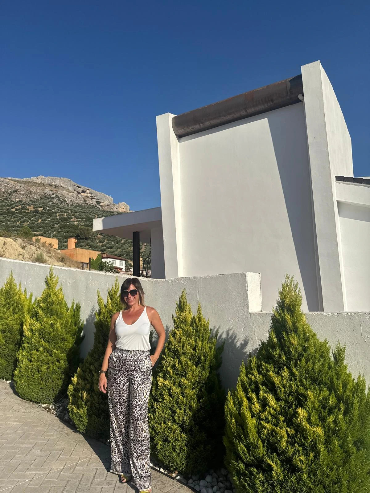 Pantalón ancho con un estampado étnico en blanco y negro