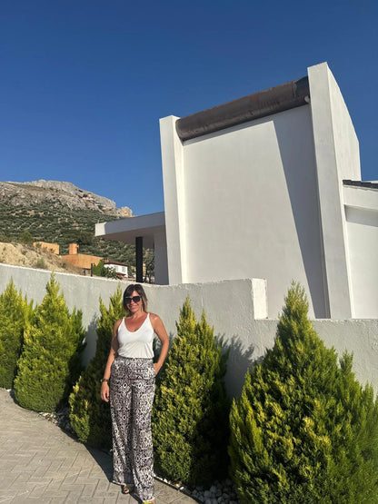 Pantalón ancho con un estampado étnico en blanco y negro