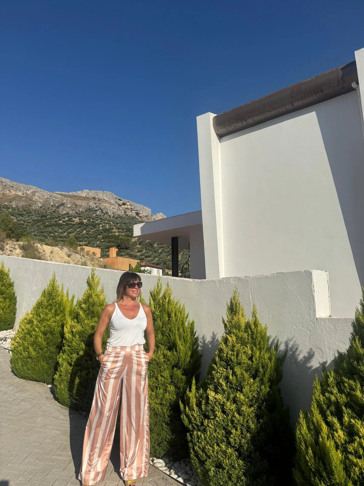 Pantalón ancho con estampado a rayas en blanco y melocotón