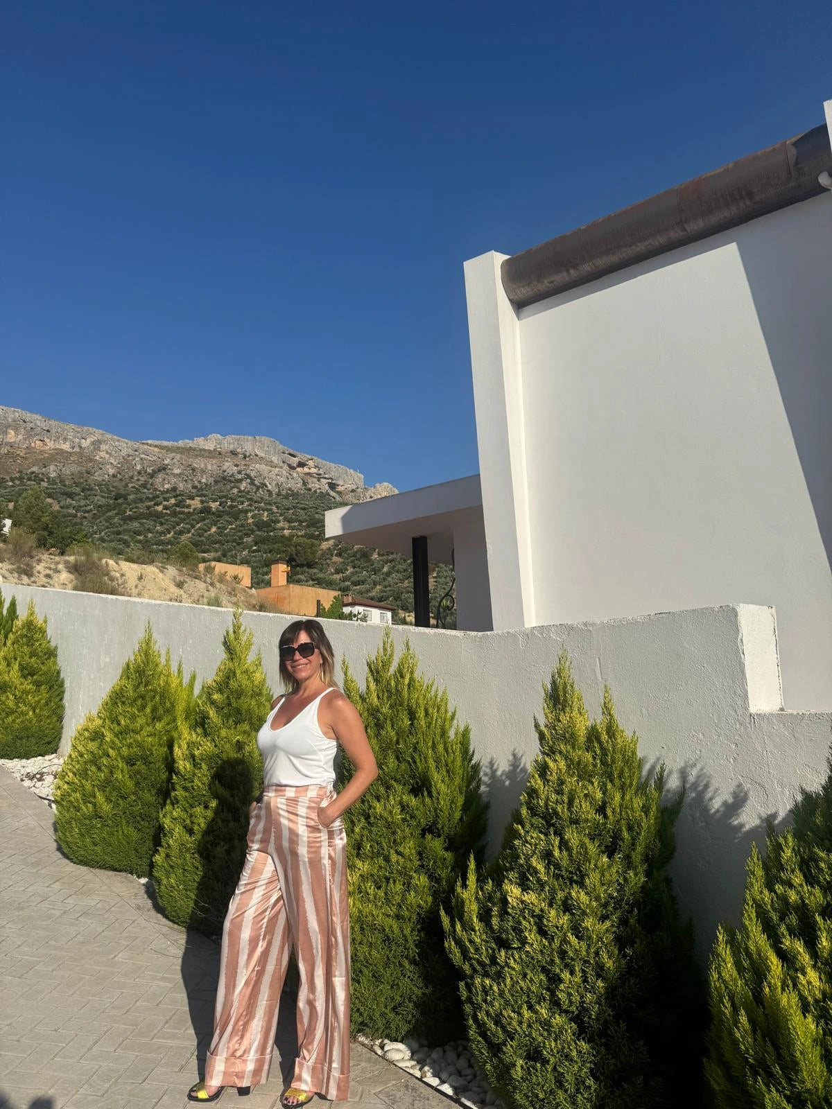 Pantalón ancho con estampado a rayas en blanco y melocotón, a juego con el cárdigan vuela