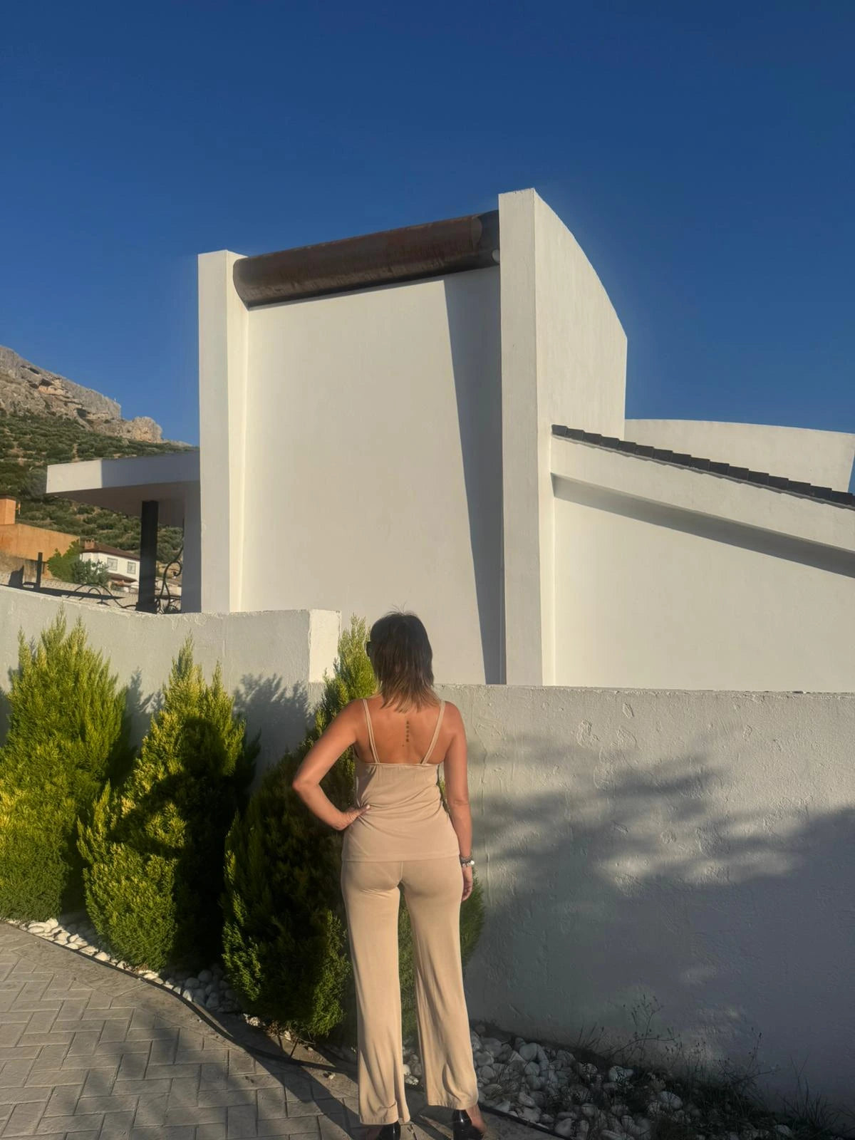 Parte trasera del pantalón largo beige con elástico en cintura