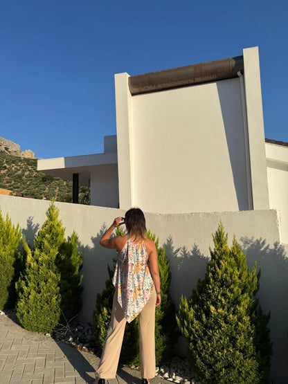 Parte trasera del top pañuelo de tirantes con cuello Halter y estampado artístico de retratos