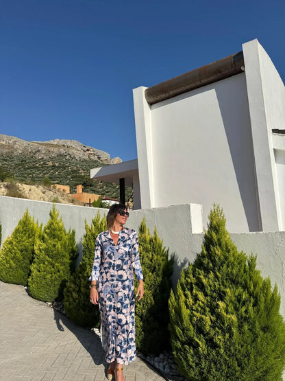 Vestido largo ovalado color índigo con estampado florar y mangas de campana abierta