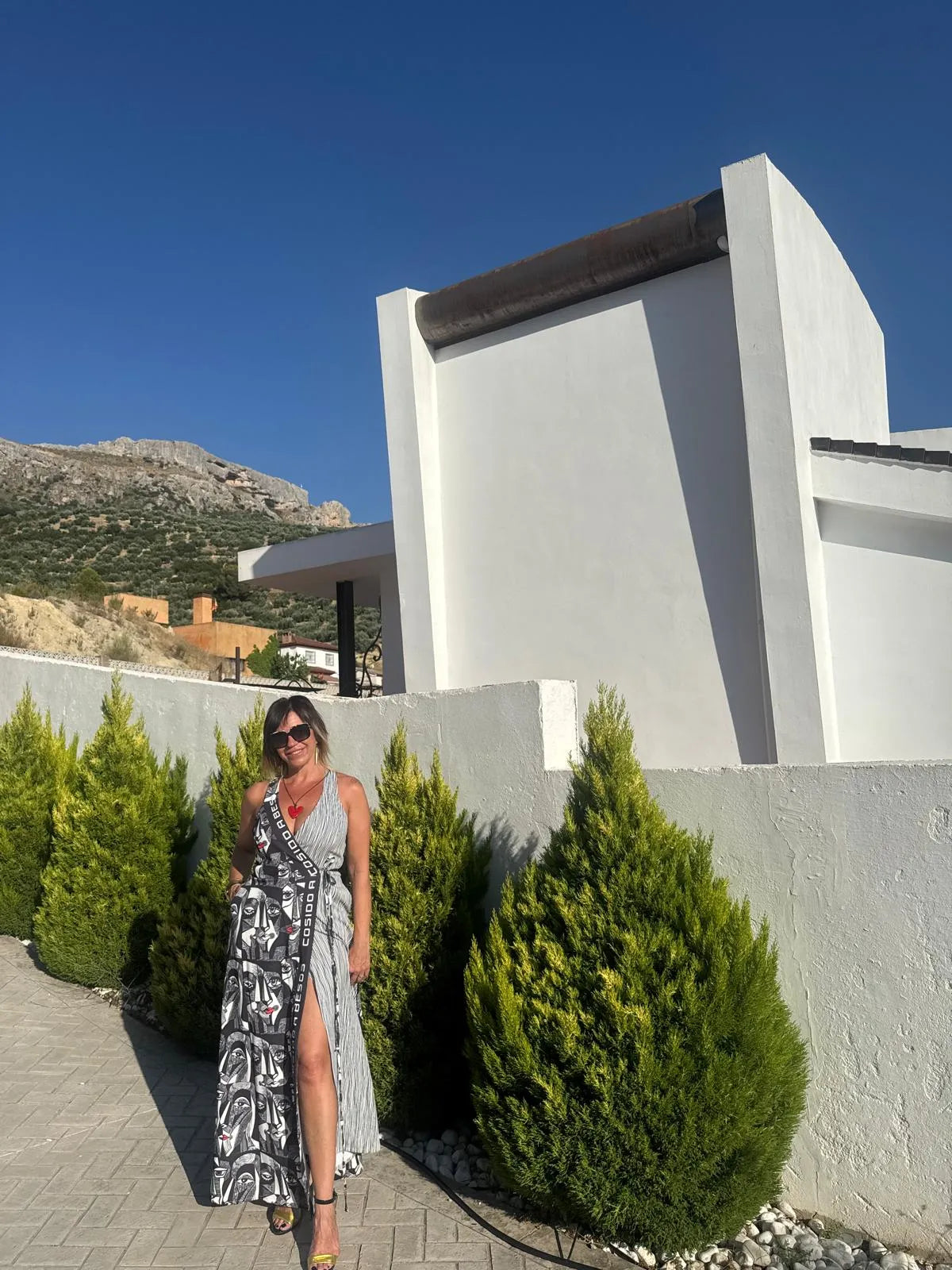 Vestido largo de tirantes cruzado estilo shirt dress con cierre en cinta y estampado artístico exclusivo 