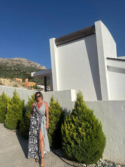 Vestido largo de tirantes cruzado estilo shirt dress con cierre en cinta y estampado artístico exclusivo 