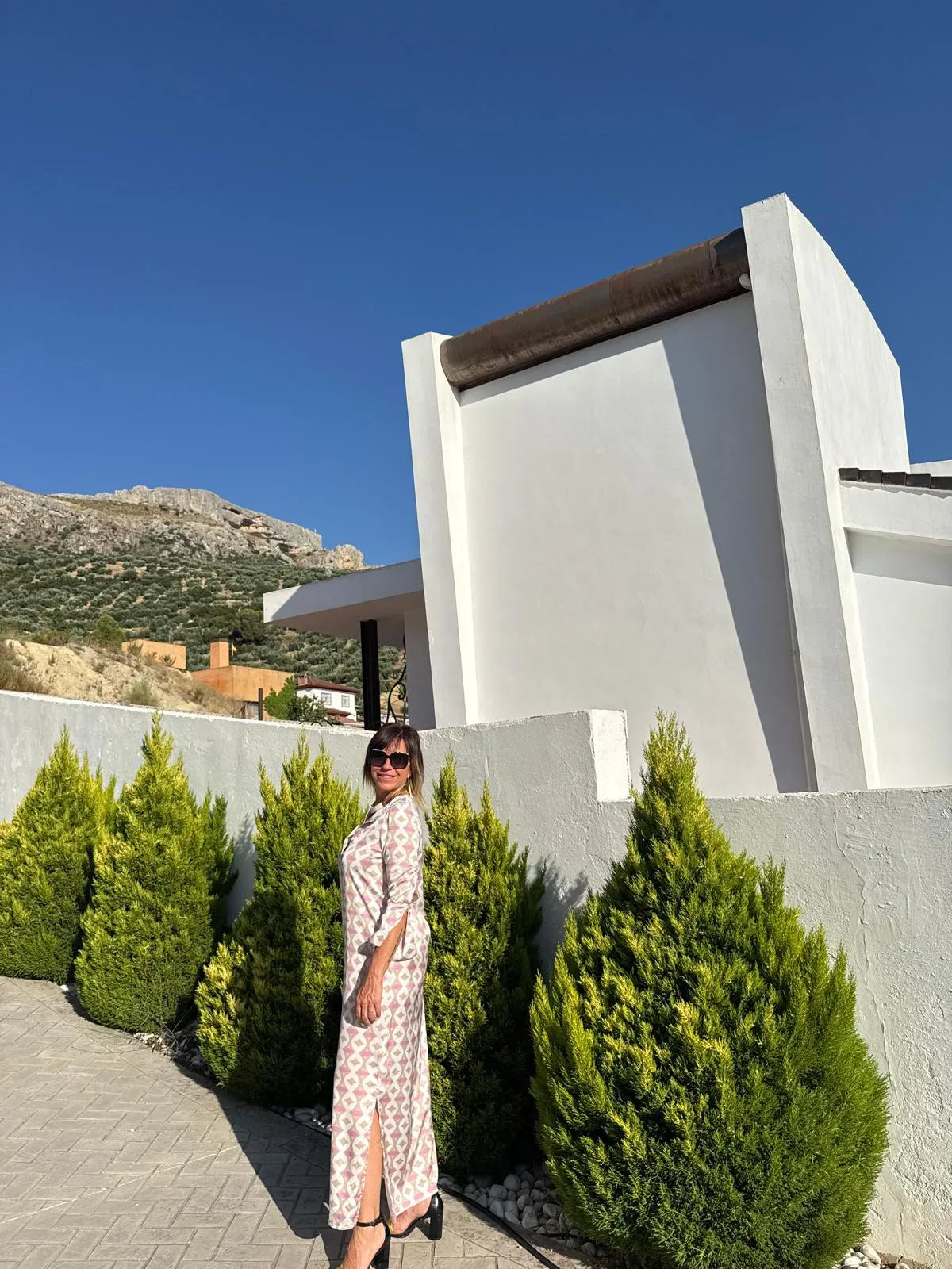 Vestido largo ovalado color blanco/rosa claro con estampado geométrico y mangas de campana abierta