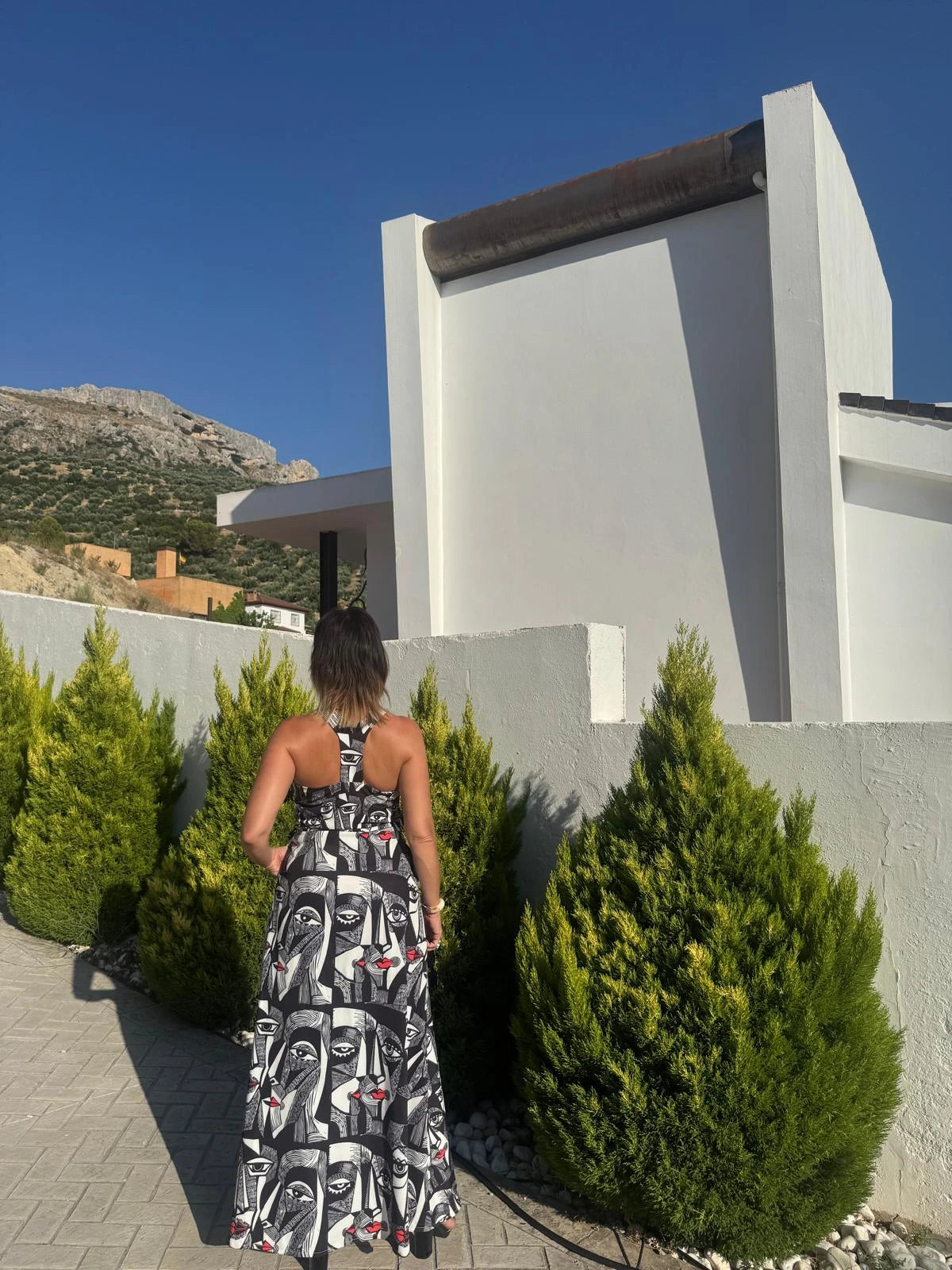 Parte trasera del vestido largo de tirantes cruzado estilo shirt dress con cierre en cinta y estampado artístico exclusivo 