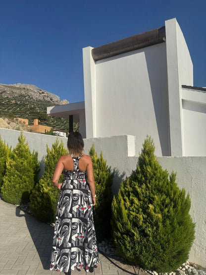 Parte trasera del vestido largo de tirantes cruzado estilo shirt dress con cierre en cinta y estampado artístico exclusivo 