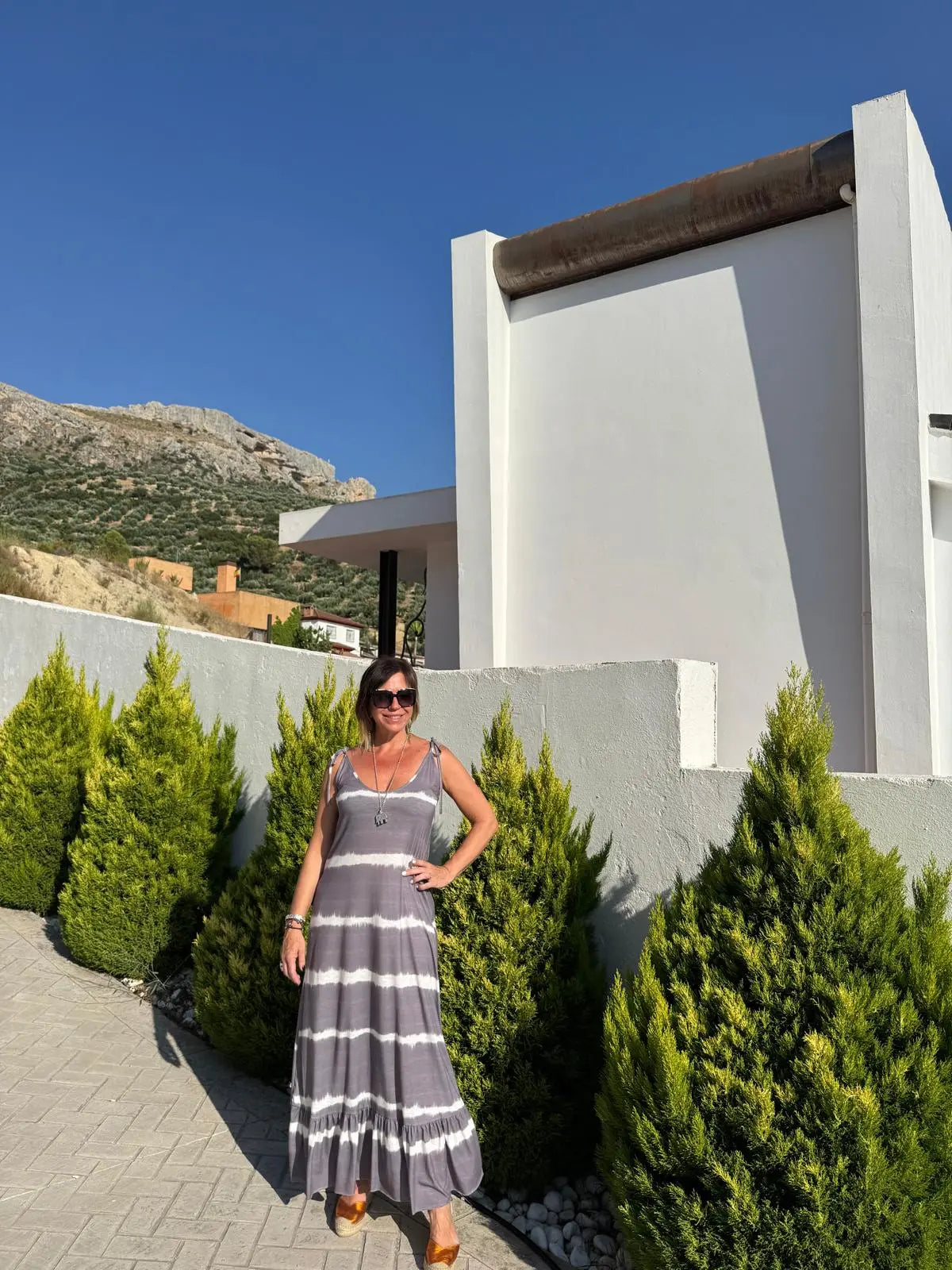 Vestido de tirantes gris con bajo en volante y estampado a rayas