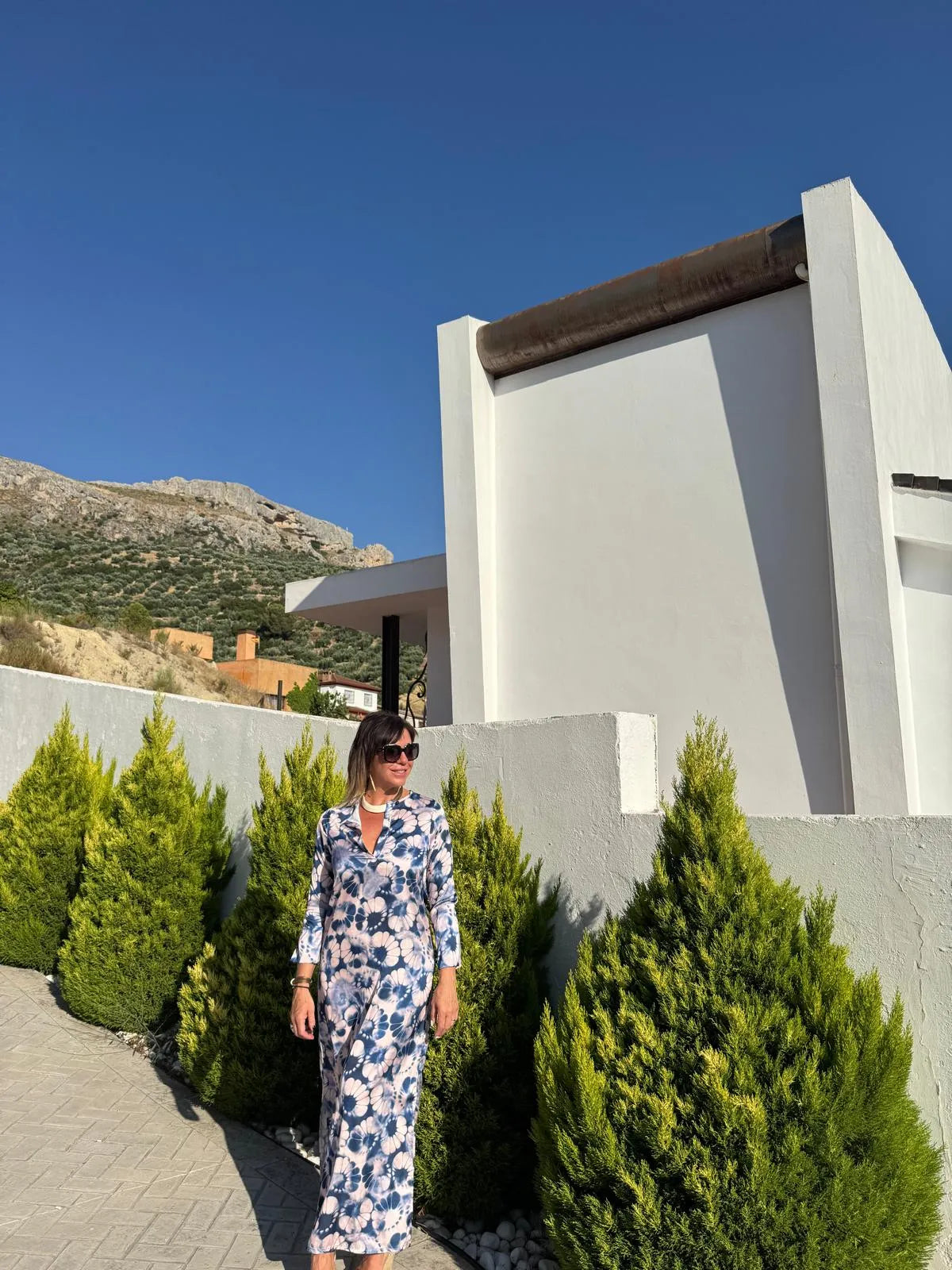 Vestido largo ovalado color índigo con estampado florar