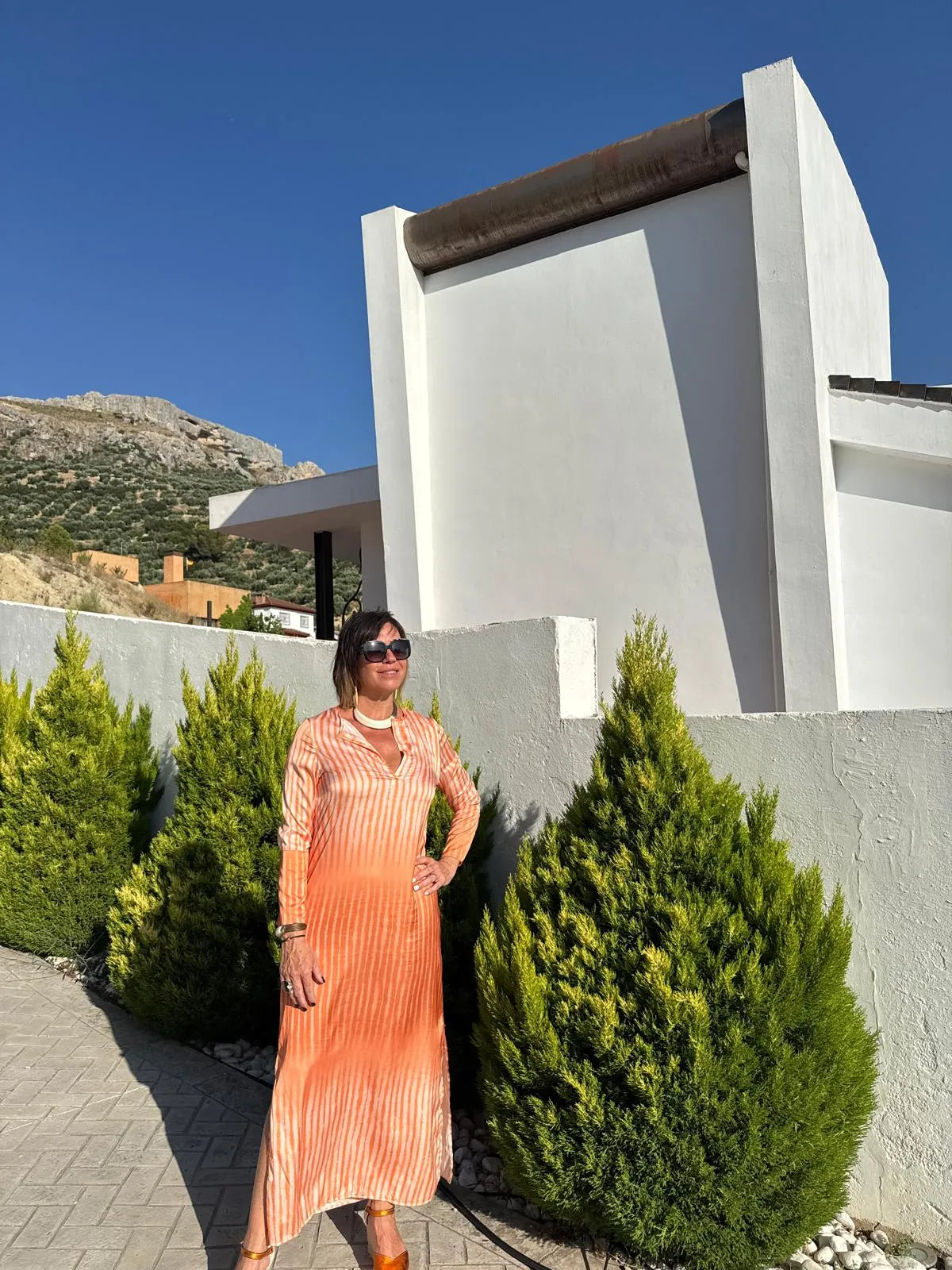 Vestido largo ovalado color naranja sunset con estampado vertical degradado