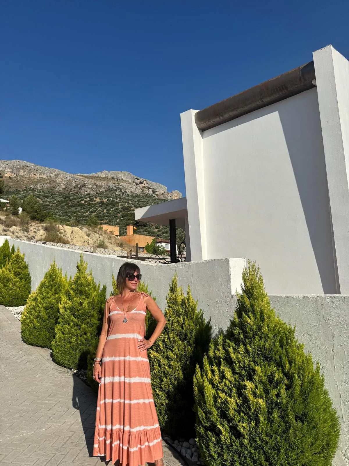 Vestido de tirantes estampado a rayas con bajo en volante