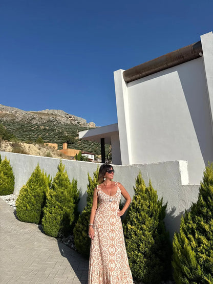 Vestido de tirantes con bajo en volante y estampado geométrico