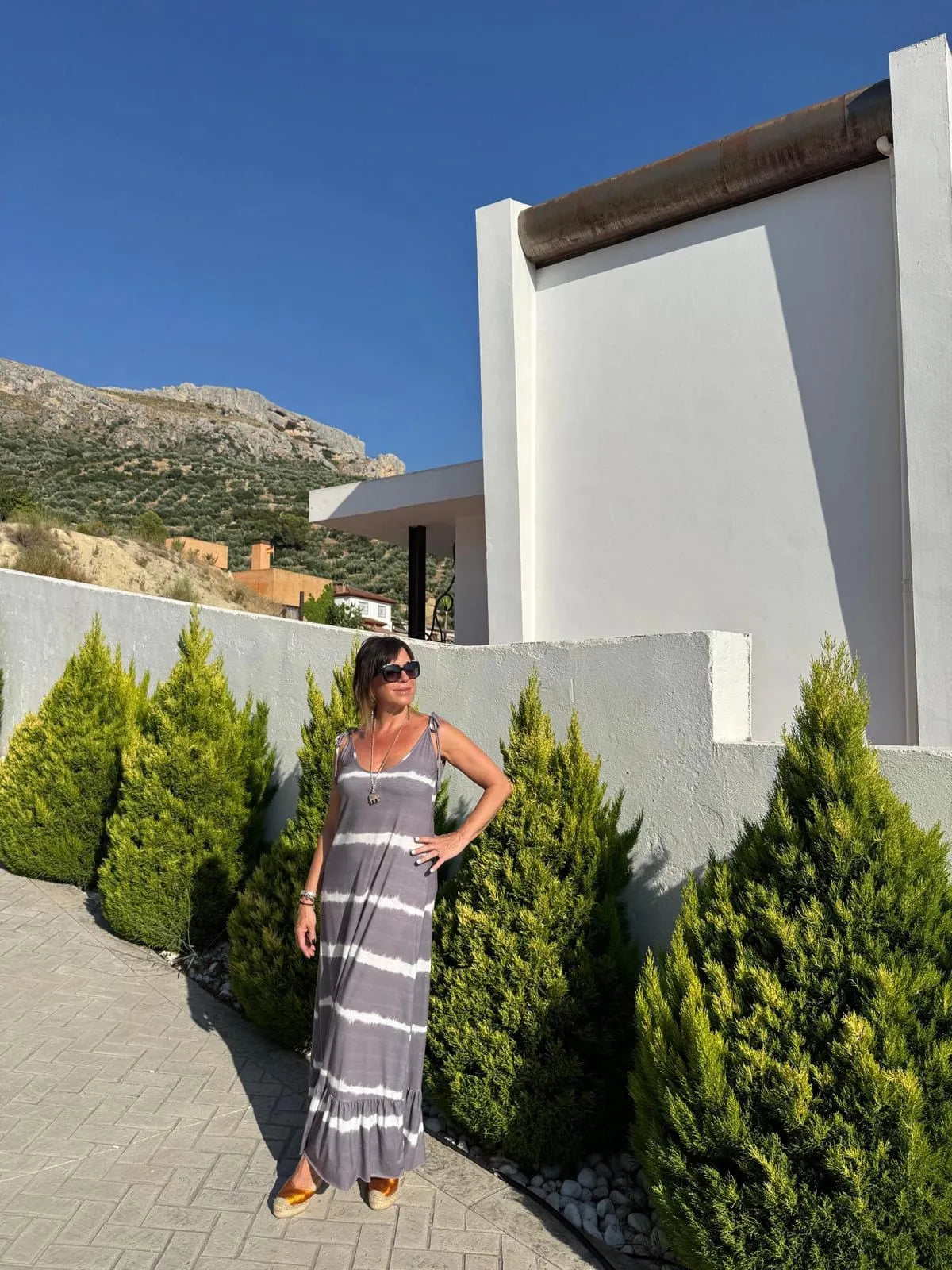 Vestido de tirantes gris con estampado a rayas y bajo en volante