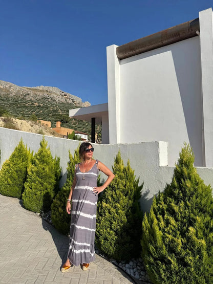 Vestido de tirantes gris con estampado a rayas y bajo en volante