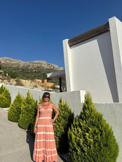 Vestido de tirantes con bajo en volante y estampado de rayas